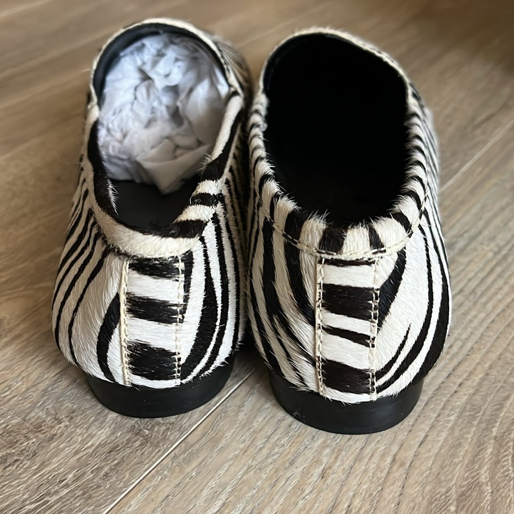 Banana Republic black & white calf hair loafers - brand new - size 6.5 - Picture 3 of 3